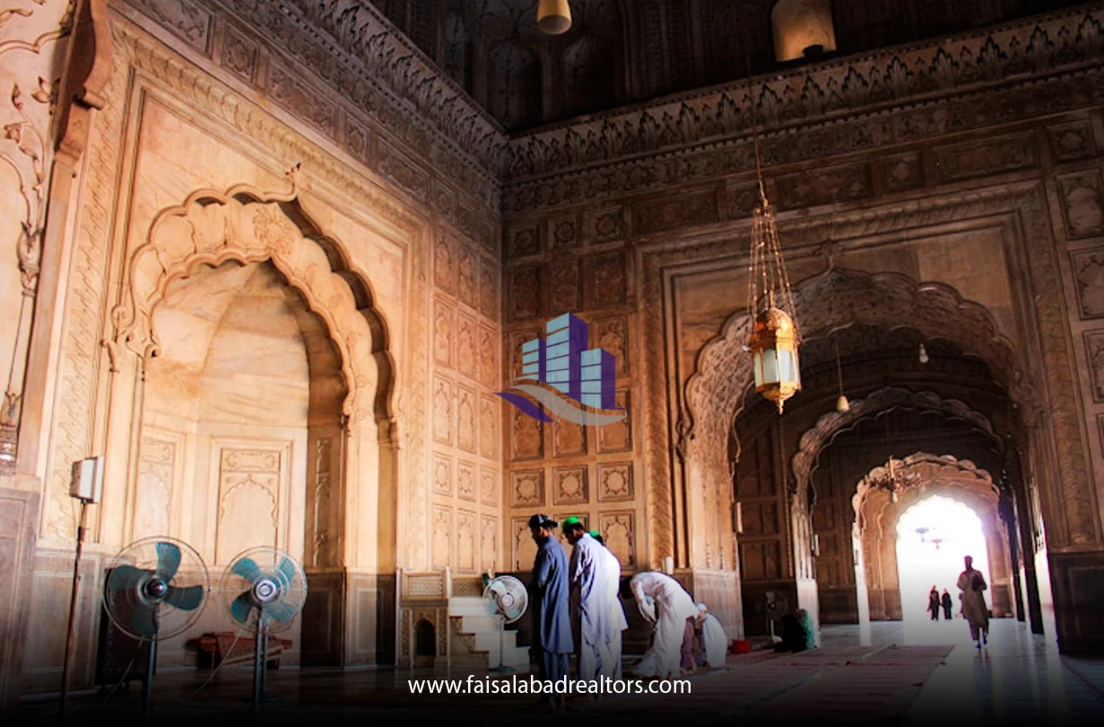 badshahi-mosque-prayer-hall.webp